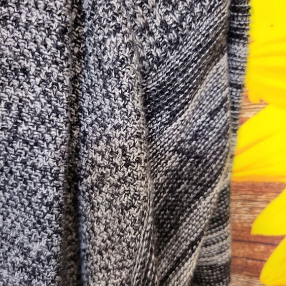 Silence & Noise Women's Cardigan Sweater Size: medium Pre-owned - Picture 3 of 7